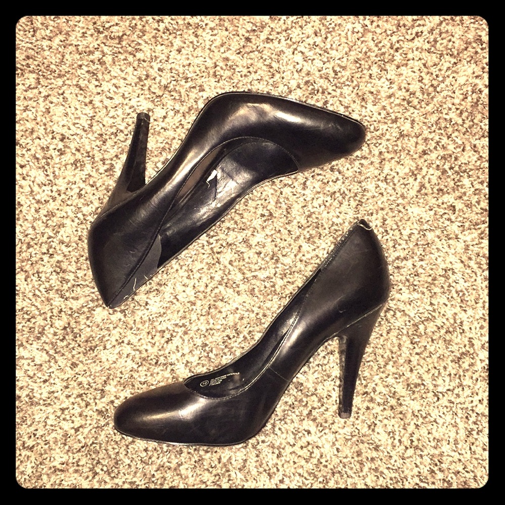 Black round toe heels